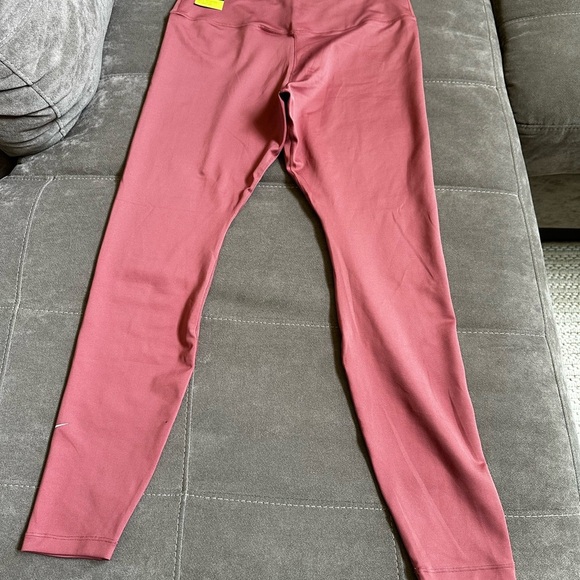 Nike Performance Top in Dusty Pink - Picture 5 of 10